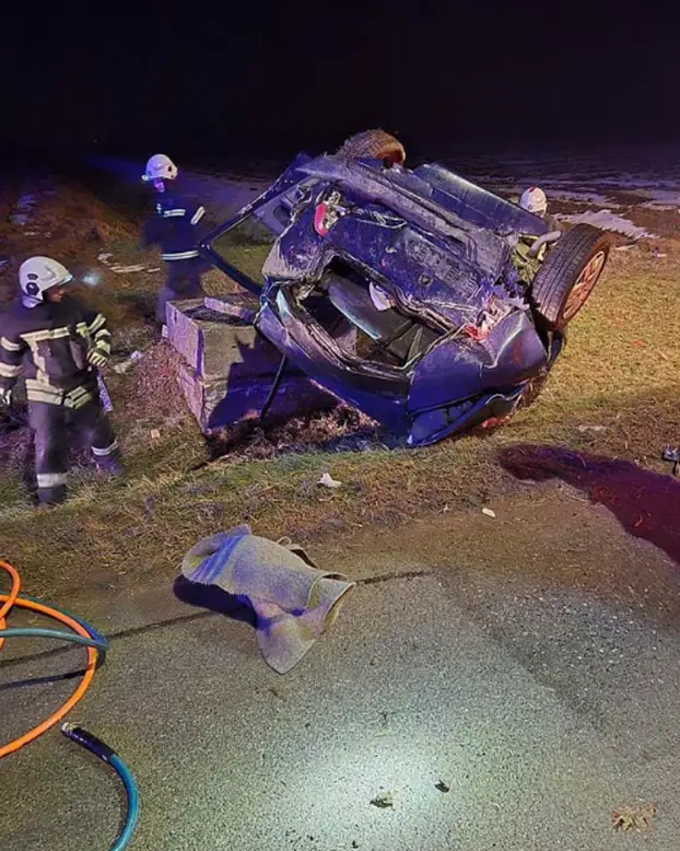 FOTO UŽASA Čudom preživjeli nesreću kod Osijeka. Izvlačili su troje mladih iz smrskanog auta
