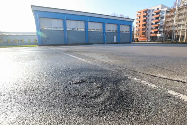 Ošte´ceno igralište OŠ Julija Klovi´ca nakon eksplozije pirotehnicke naprave