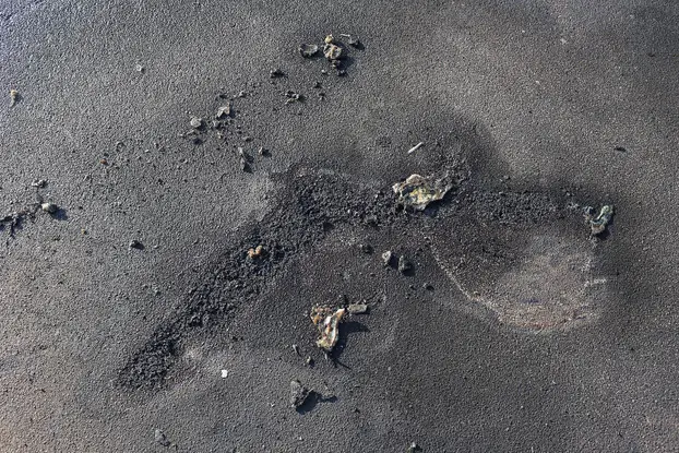 Ošte´ceno igralište OŠ Julija Klovi´ca nakon eksplozije pirotehnicke naprave