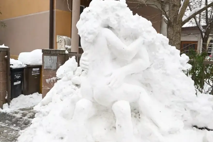 Zagreb:  Erotska skulptura od snijega