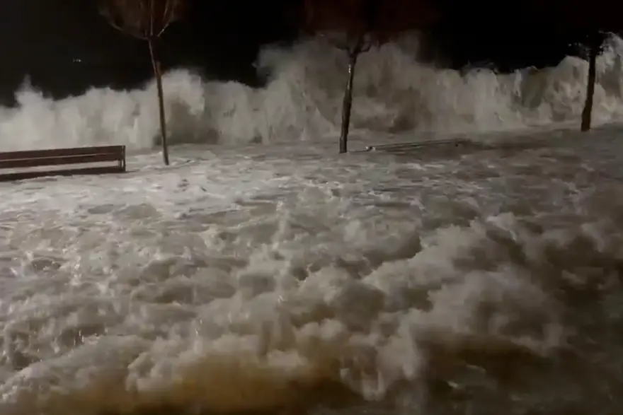 Olujno jugo poplavilo Kaštela, more prodrlo u kuće i objekte uz rivu: 'Nikad ovo nisam vidio...'